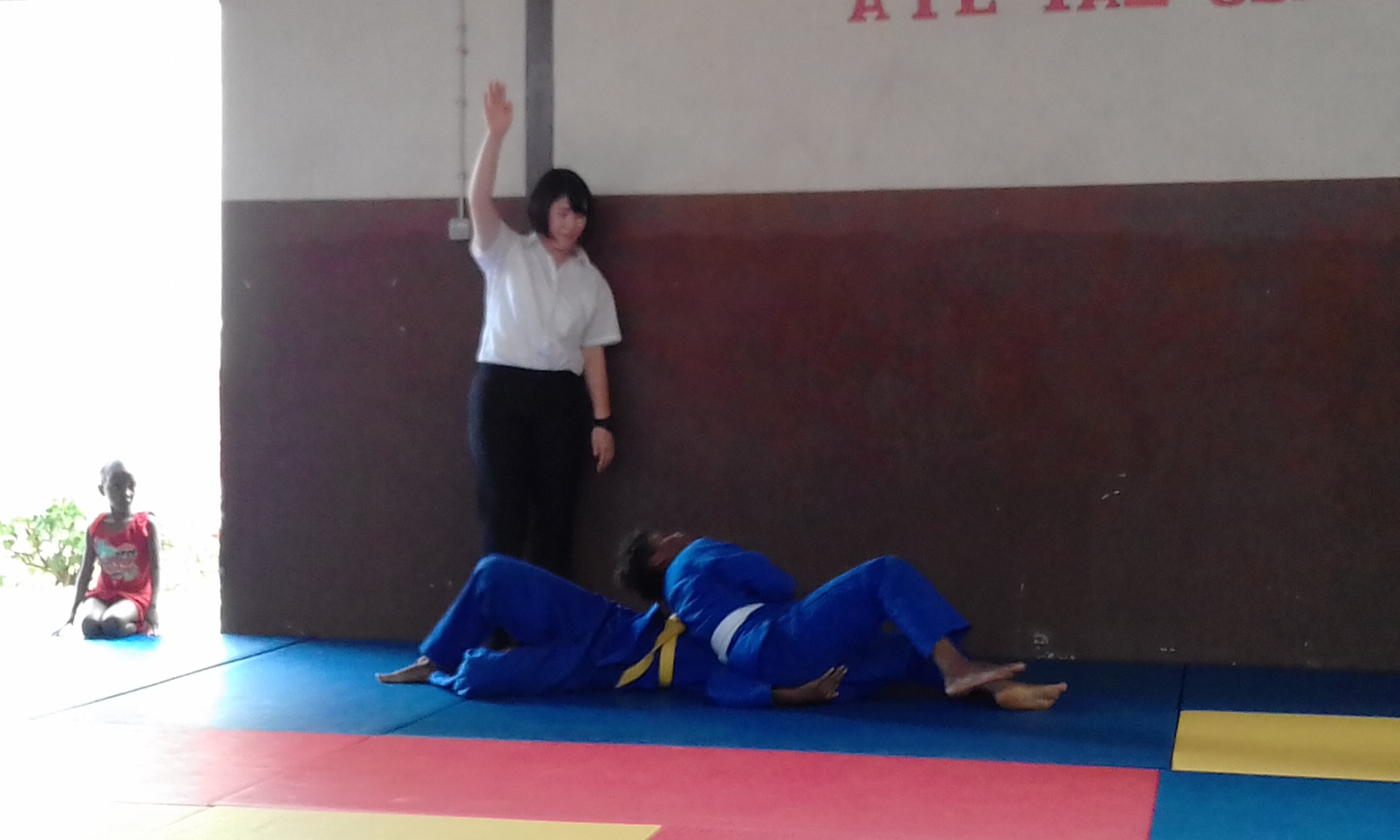 Professora Miyuu Ujiie arbitrando os combates